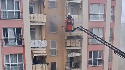 Kocaeli'nin Başiskele ilçesinde bir apartmanın 3. katında çıkan yangında mahsur