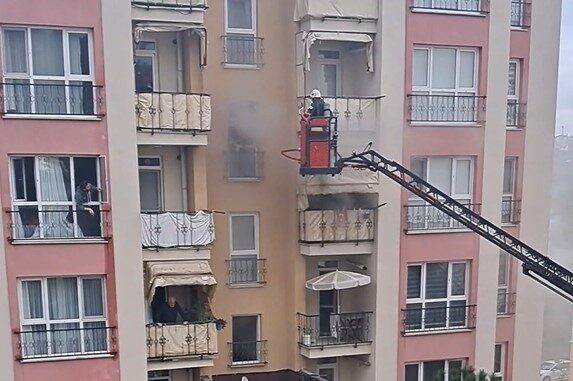Kocaeli'nin Başiskele ilçesinde bir apartmanın 3. katında çıkan yangında mahsur