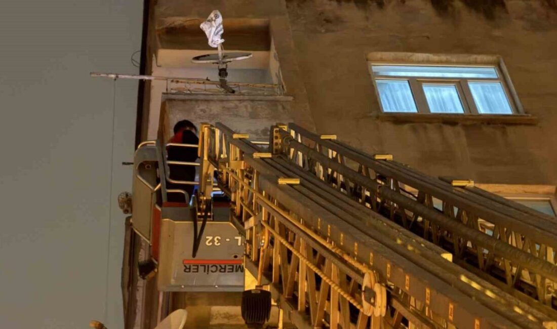 Diyarbakır’da Uyuyan Çocuk Yüzünden İtfaiye Ekipleri Müdahale Etti Diyarbakır'ın Yenişehir ilçesinde 15 yaşındaki S.S., evde kapıyı kilitleyip uyuyunca,