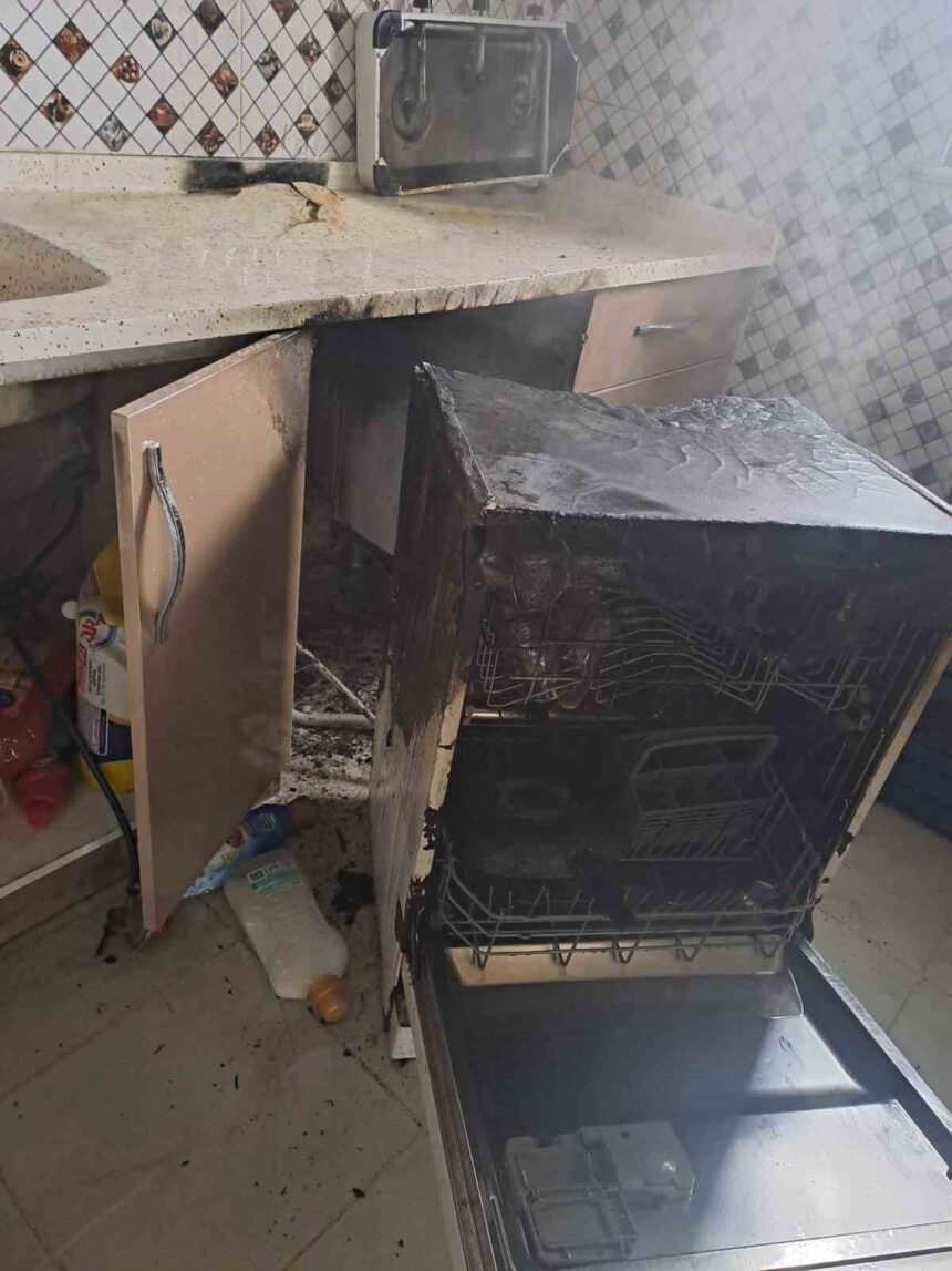 İncirliova’da Bulaşık Makinesi Yangını, İtfaiyenin Hızlı Müdahalesiyle Söndürüldü