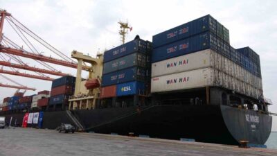 Mersin Limanı'ndan Sudan'a çadır taşıyan 'NZ NINGBO' gemisi törenle uğurlandı.