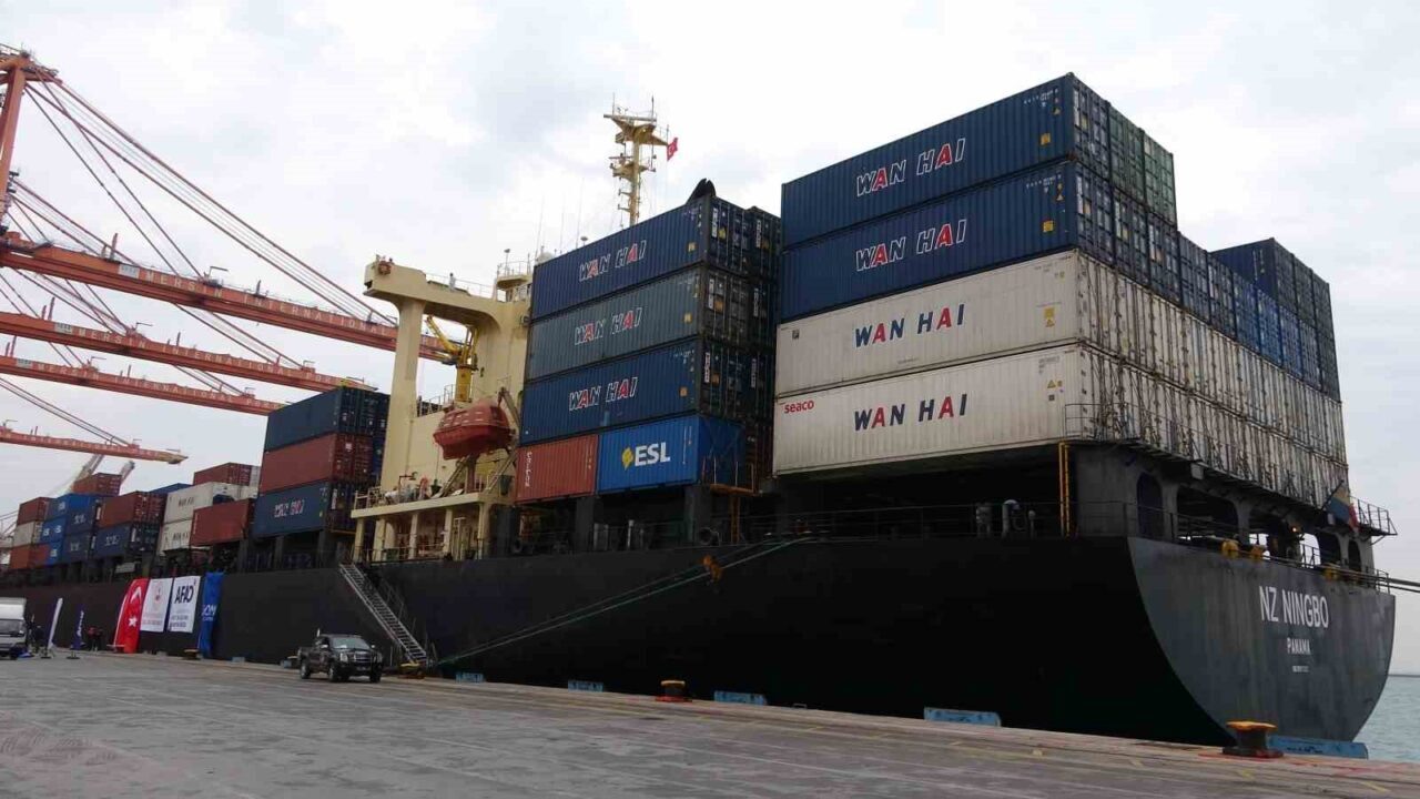 Mersin Limanı'ndan Sudan'a çadır taşıyan 'NZ NINGBO' gemisi törenle uğurlandı.