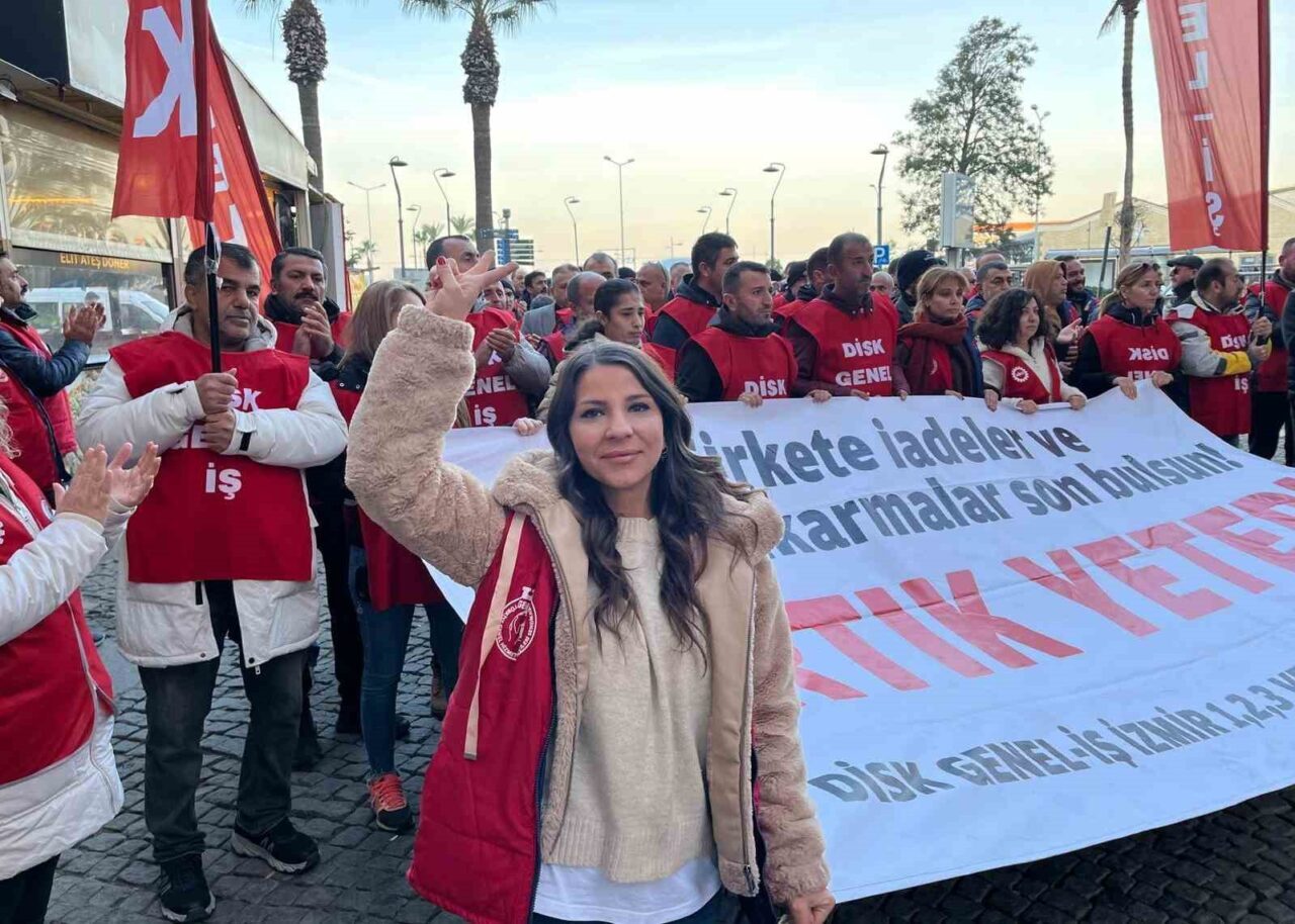 İzmir'de belediye şirketlerinde çalışan işçiler, ödeme krizi ve işten çıkarmalara