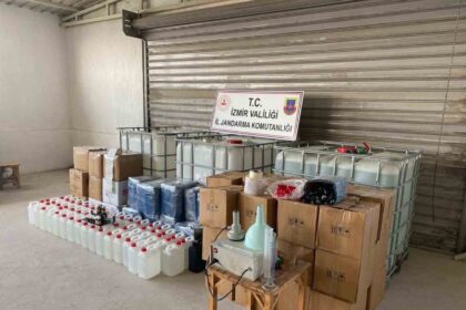 İzmir’de Jandarma, Yılbaşı Öncesi 1.5 Milyon TL’lik Kaçak Etil Alkol Ele Geçirdi