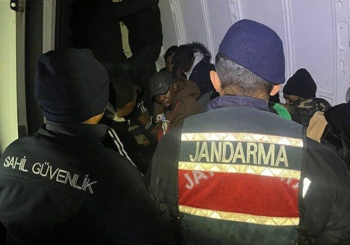 Dikili’deki Ortak Operasyonda 27 Düzensiz Göçmen ve 4 Kaçakçı Yakalandı İzmir'in Dikili ilçesinde gerçekleştirilen ortak bir operasyonda, Sahil Güvenlik ve