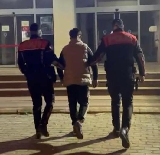 İzmir’de Denetimlerde 42 Yıl Hapis Cezası Bulunan Şahıs Yakalandı İzmir'de polis, yaptığı asayiş denetimlerinde "hırsızlık" suçundan 42 yıl 8