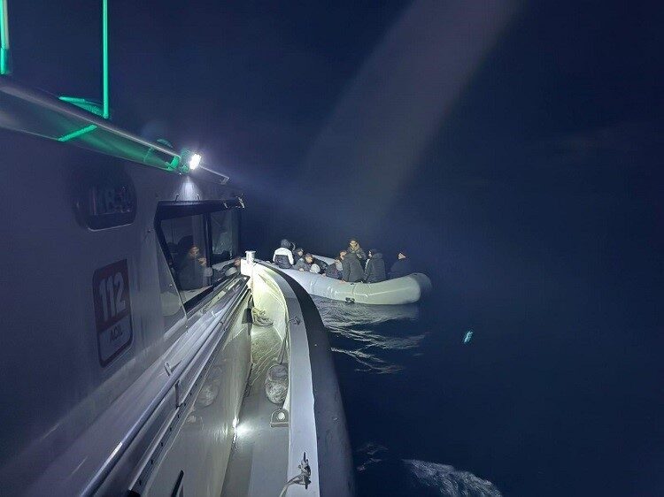 İzmir'in Urla ve Seferihisar açıklarında, motor arızası nedeniyle sürüklenen 58