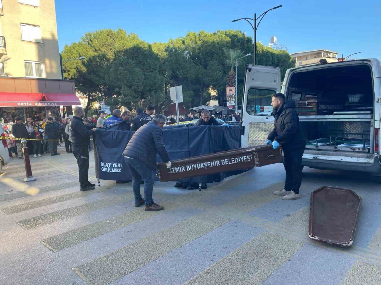 İzmir'in Kemalpaşa ilçesinde, yaya geçidinden geçen 60 yaşındaki Türkan Budak,