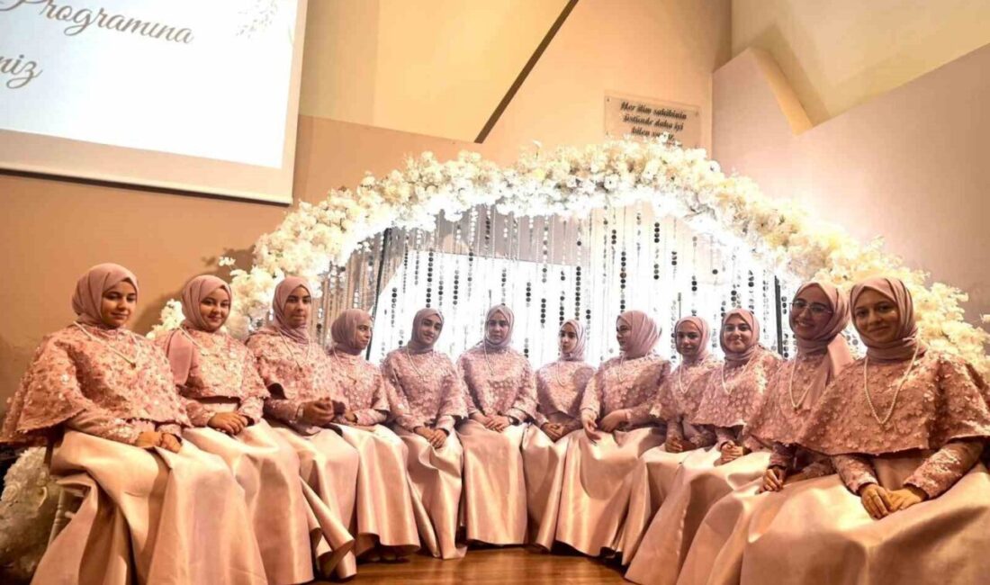 Menderes Müftülüğü İzmir Bölge Kız Kur’an Kursu'nda hafızlıklarını tamamlayan 12