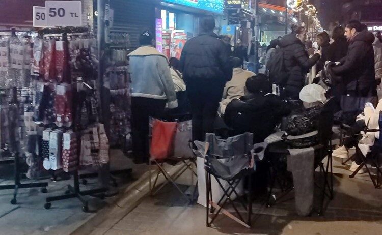 Alsancak’taki Kozmetik İndirim Kampanyası Gece Boyu Uzun Kuyruklar Oluşturdu İzmir Alsancak'ta bir kozmetik mağazasının indirim kampanyası, soğuk havaya rağmen