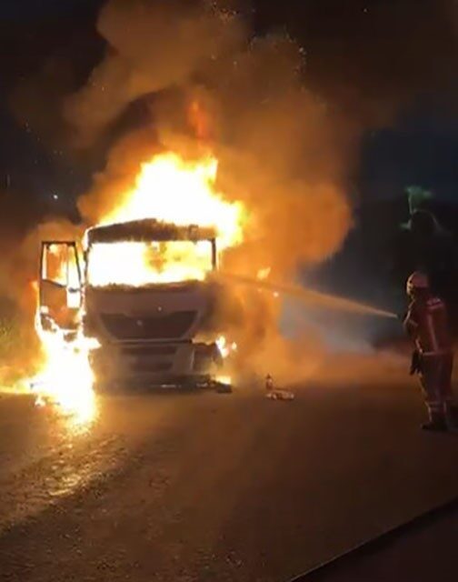 İzmir'in Aliağa ilçesinde, Yusuf Çetinkaya'nın kullandığı dökme kömür yüklü tır,