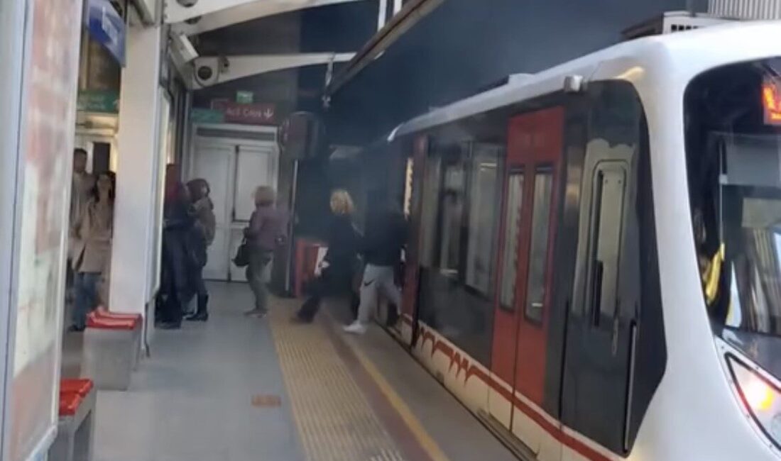 Bornova’da Metro Vagonu Raydan Çıktı, Seferler Geçici Olarak İptal Edildi İzmir'in Bornova ilçesinde bir metro vagonunun raydan çıkması nedeniyle seferler