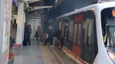 İzmir'in Bornova ilçesinde bir metro vagonunun raydan çıkması nedeniyle seferler