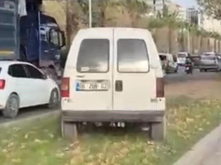 İzmir’de orta refüjü kullanarak trafiği tehlikeye atan sürücüye 10 bin 473 TL ceza kesildi, ruhsatına 2 ay el konuldu.