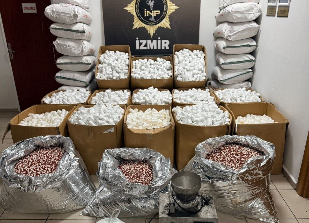 İzmir'de düzenlenen operasyonda, Narkotik Suçlarla Mücadele Şube Müdürlüğü, iki farklı