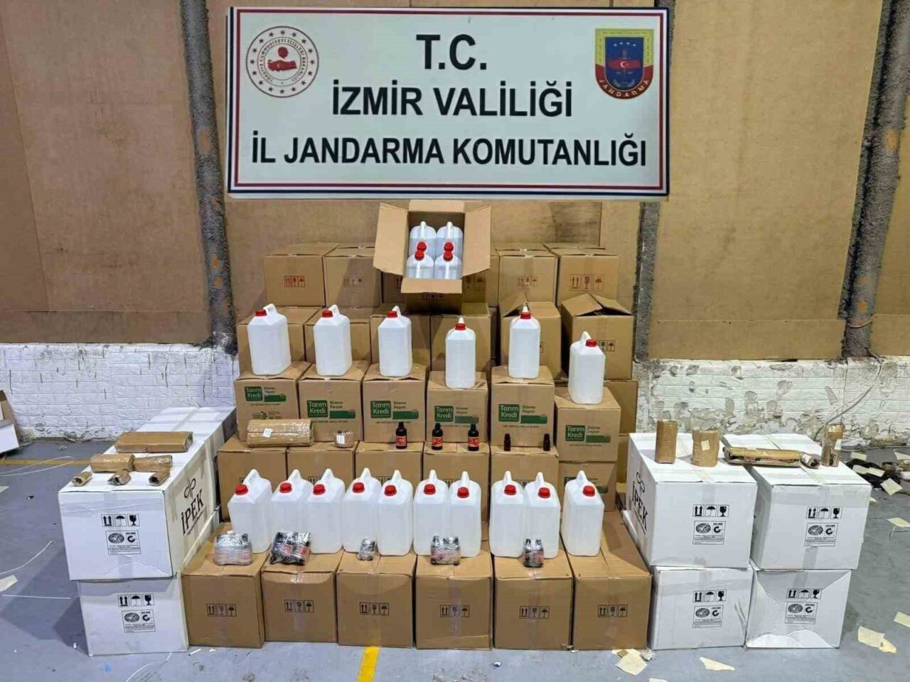 Karşıyaka’da Kaçak İçki Üretimine Yönelik Operasyonda 2 Bin 850 Litre Etil Alkol ve Aroma Kiti Ele Geçirildi