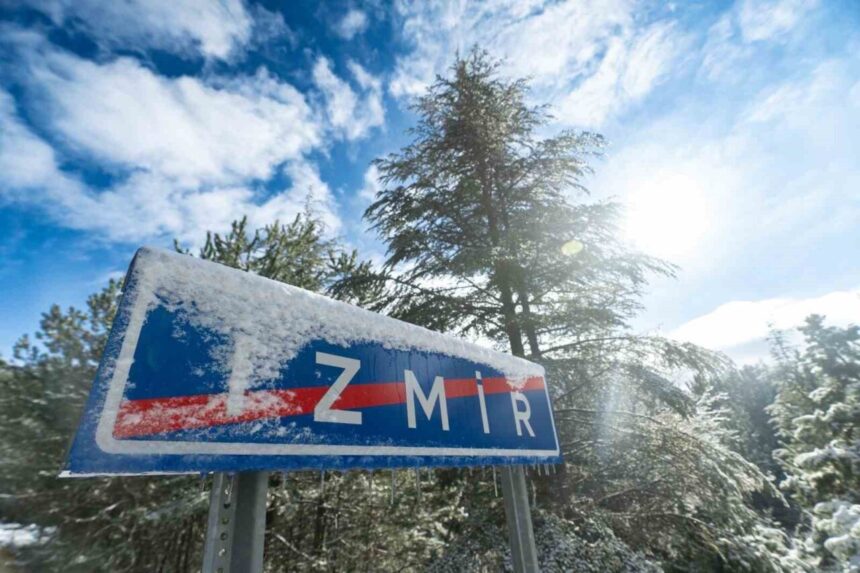 İzmir’in yüksek bölgeleri, soğuk hava ve kar yağışı ile beyaza büründü. Belediyenin ekipleri, ilçelerde karla mücadele çalışmaları yaptı.