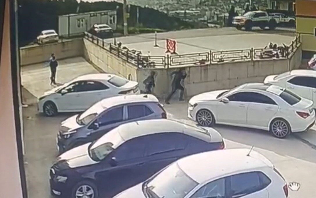 Kocaeli'nin İzmit ilçesindeki bir lisenin bahçesinde, park halindeki bir araca