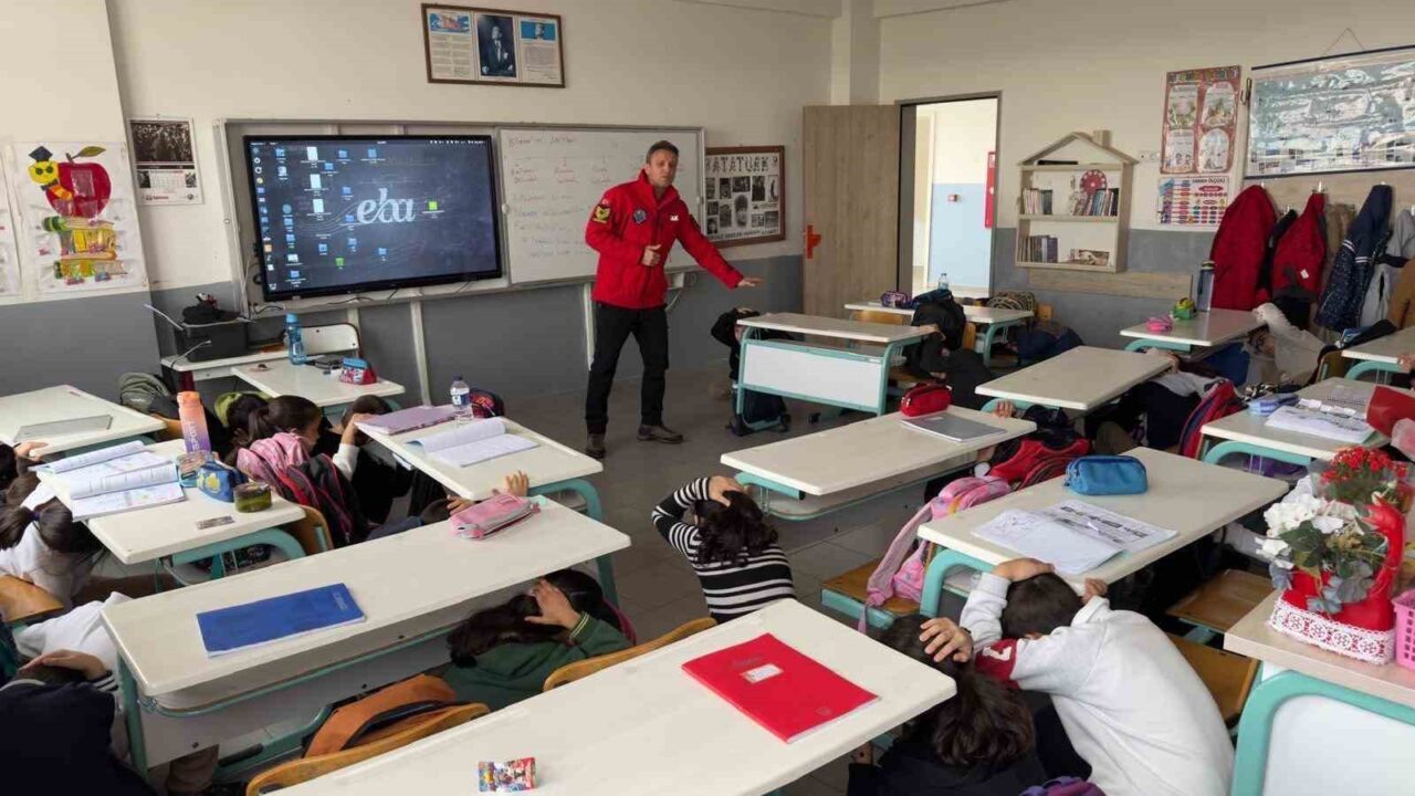 Bursa’da Jandarma Arama Kurtarma Ekipleri, Okullarda Deprem Farkındalık Eğitimi Verdi