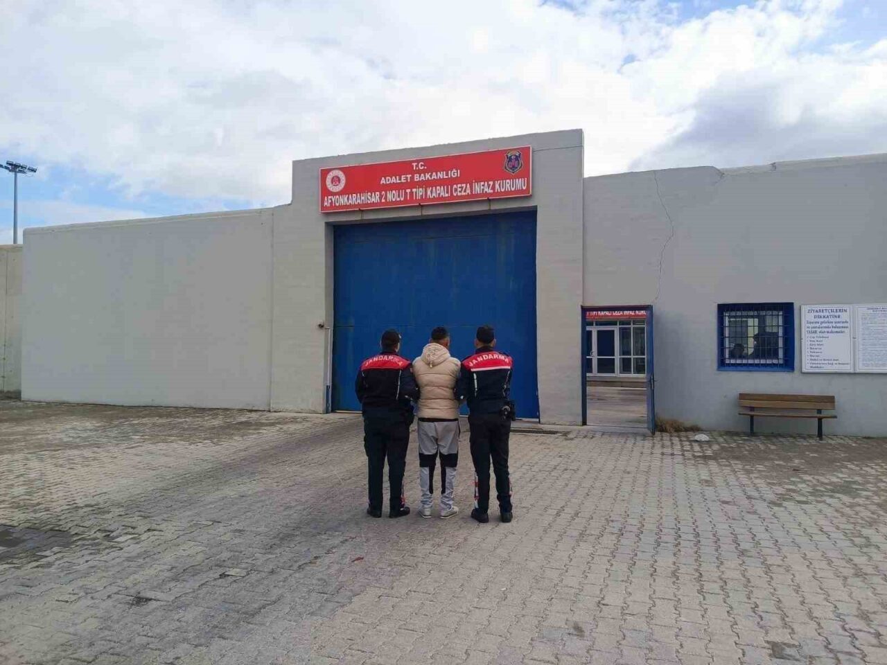 Afyonkarahisar'da jandarma, son bir hafta içinde aranan 42 kişiyi yakaladı.