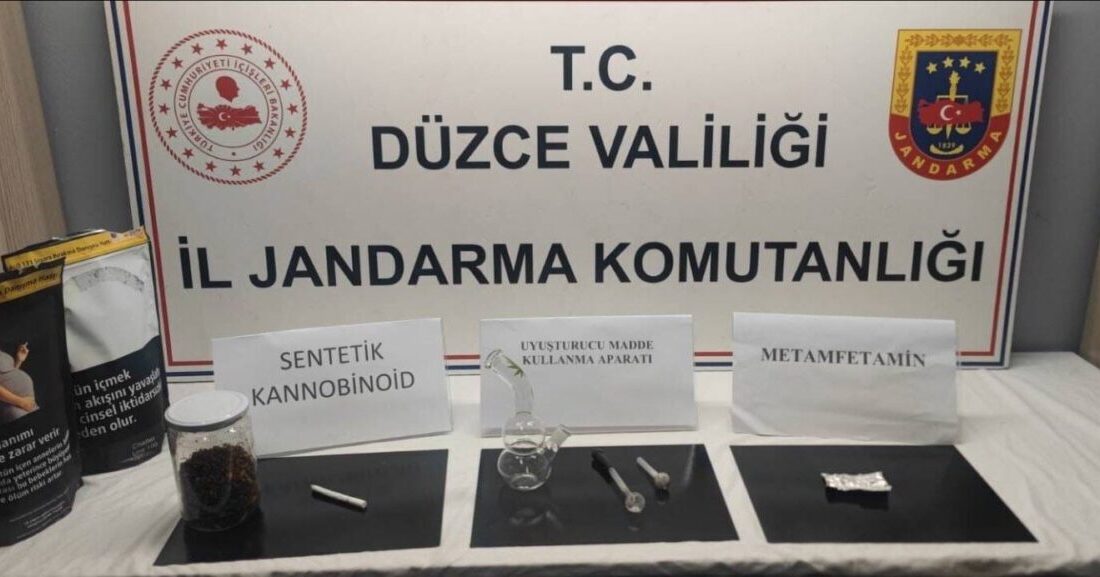 Düzce’de Jandarma, Uyuşturucu ile Mücadelede Bir Şahsı Tutukladı Düzce ilinde jandarma ekipleri, Ballıca Köyü'nde N.İ. isimli şahsı durdurdu.