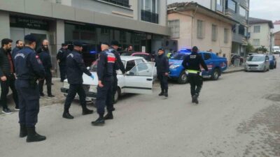 Tokat'ın Niksar ilçesinde jandarmanın dur ihtarına uymayan 18 yaşındaki E.T.,