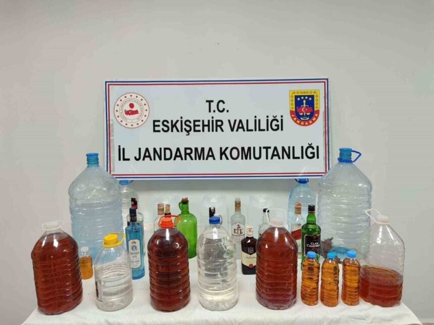 Eskişehir’de jandarma, 78 litre sahte alkollü içkiyle ilgili bir kişiyi sorgulamaya aldı.