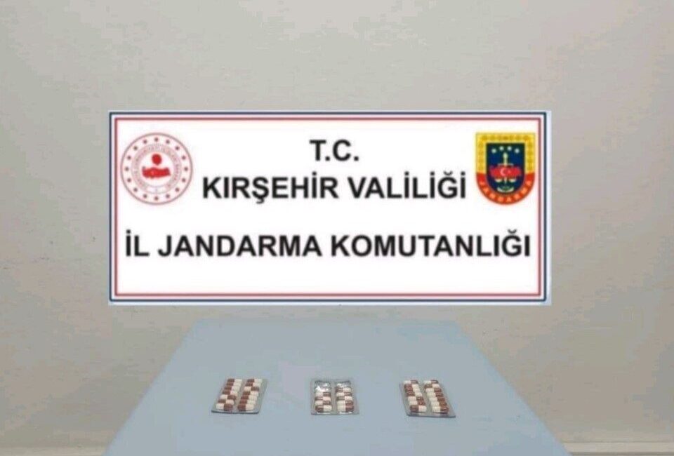Kırşehir’de Jandarma Ekipleri Yol Kontrolünde Yasaklı Maddeler Yakaladı Kırşehir'de Jandarma ekipleri, S.E.Y. adlı şahsın aracında yaptıkları kontrolde 37