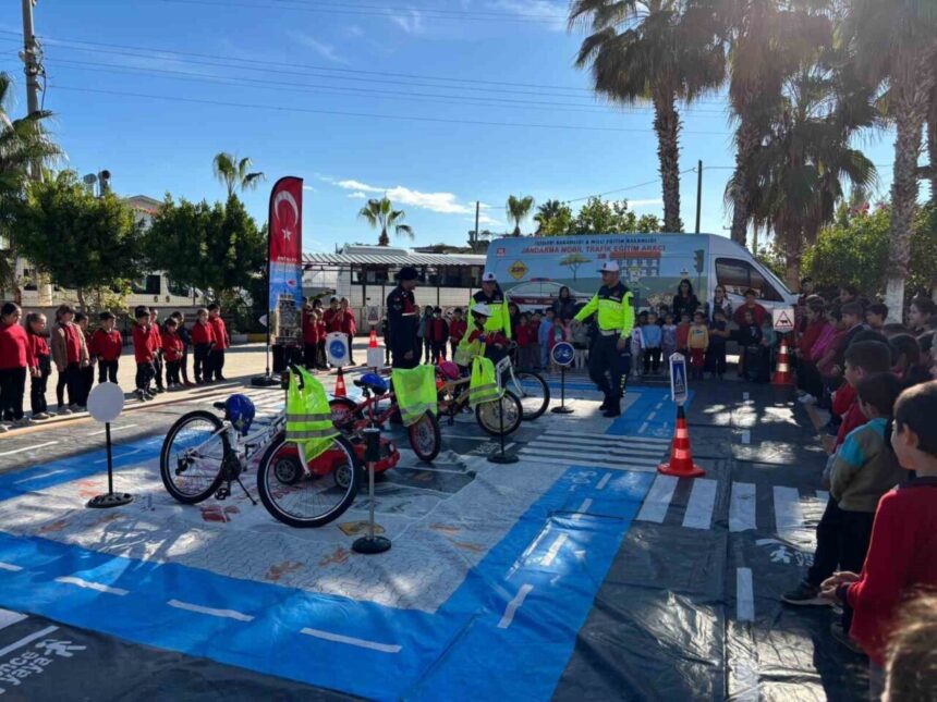 Antalya’da Jandarma, okullarda öğrencilere trafik güvenliği eğitimi düzenledi.
