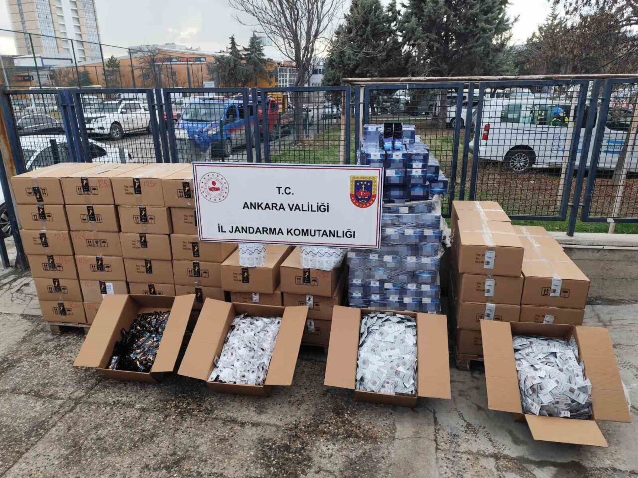 Ankara'da Jandarma, sahte ilaç üreten bir işletmeye baskın düzenledi. Operasyonda,