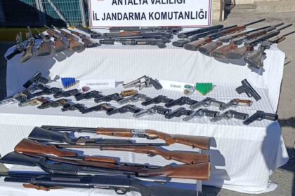 Manavgat’ta Jandarma’nın Silah Kaçakçılığı Operasyonunda Çok Sayıda Silah ve Mühimmat Ele Geçirildi