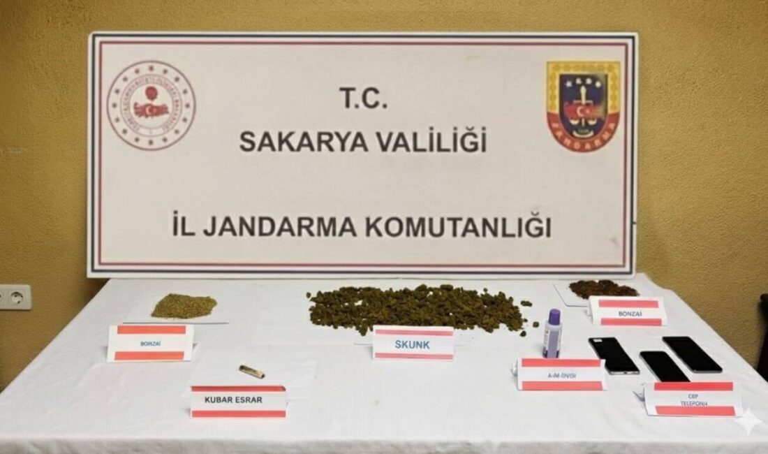 Sakarya'nın Serdivan ilçesinde düzenlenen uyuşturucu operasyonunda E.T.G. tutuklandı, diğer dört