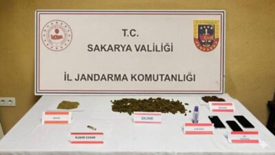 Sakarya'nın Serdivan ilçesinde düzenlenen uyuşturucu operasyonunda E.T.G. tutuklandı, diğer dört