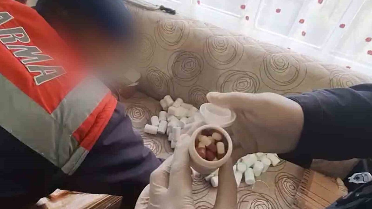 Kırıkkale'de jandarma, M.İ. (52)'nin evine yaptığı operasyonda 8 bin 252