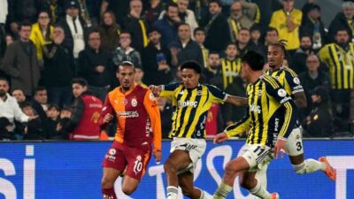 Fenerbahçe'nin oyuncusu Jayden Oosterwolde, derbi karşılaşmasında gördüğü sarı kart nedeniyle