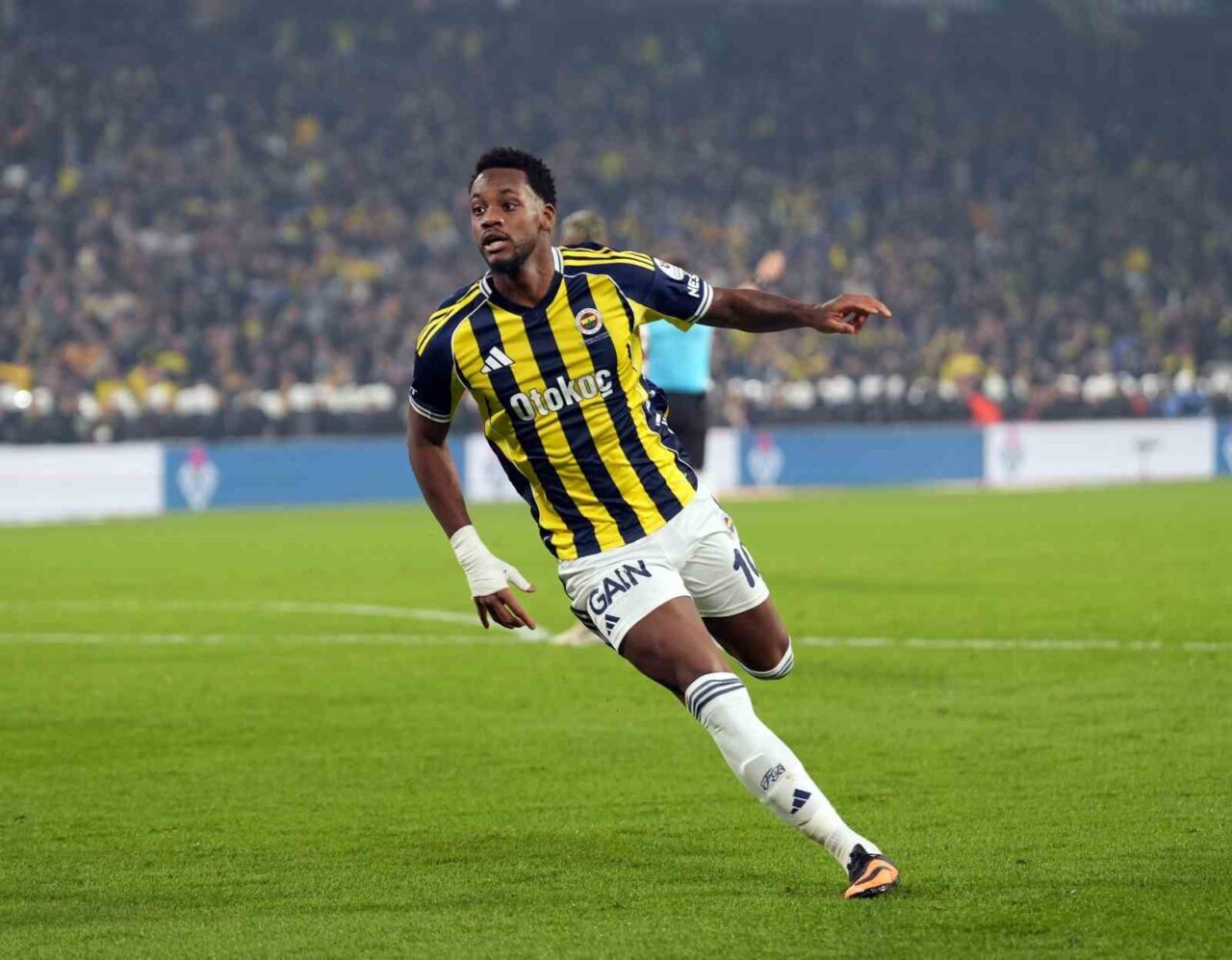 Fenerbahçe'nin Kolombiyalı forveti Jhon Duran, Galatasaray karşısında uzatma dakikalarında attığı