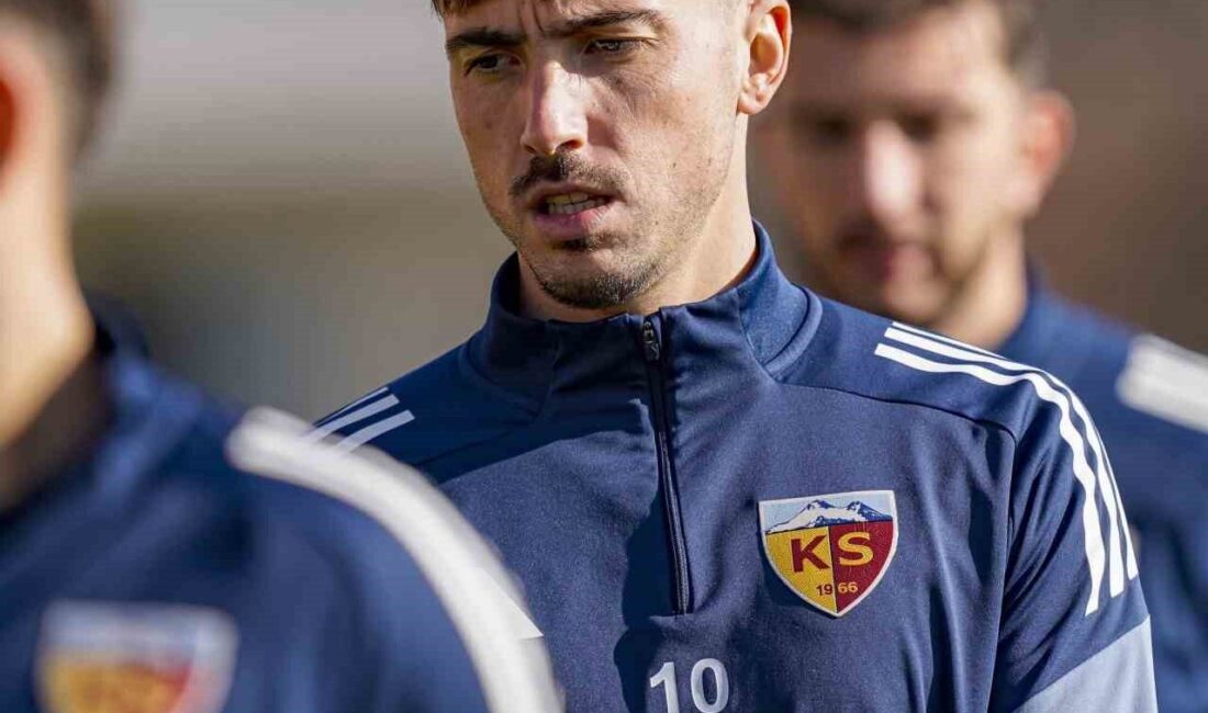 Kayserispor'un Portekizli futbolcusu Joao Mendes, Eyüpspor maçında gördüğü kırmızı kartla