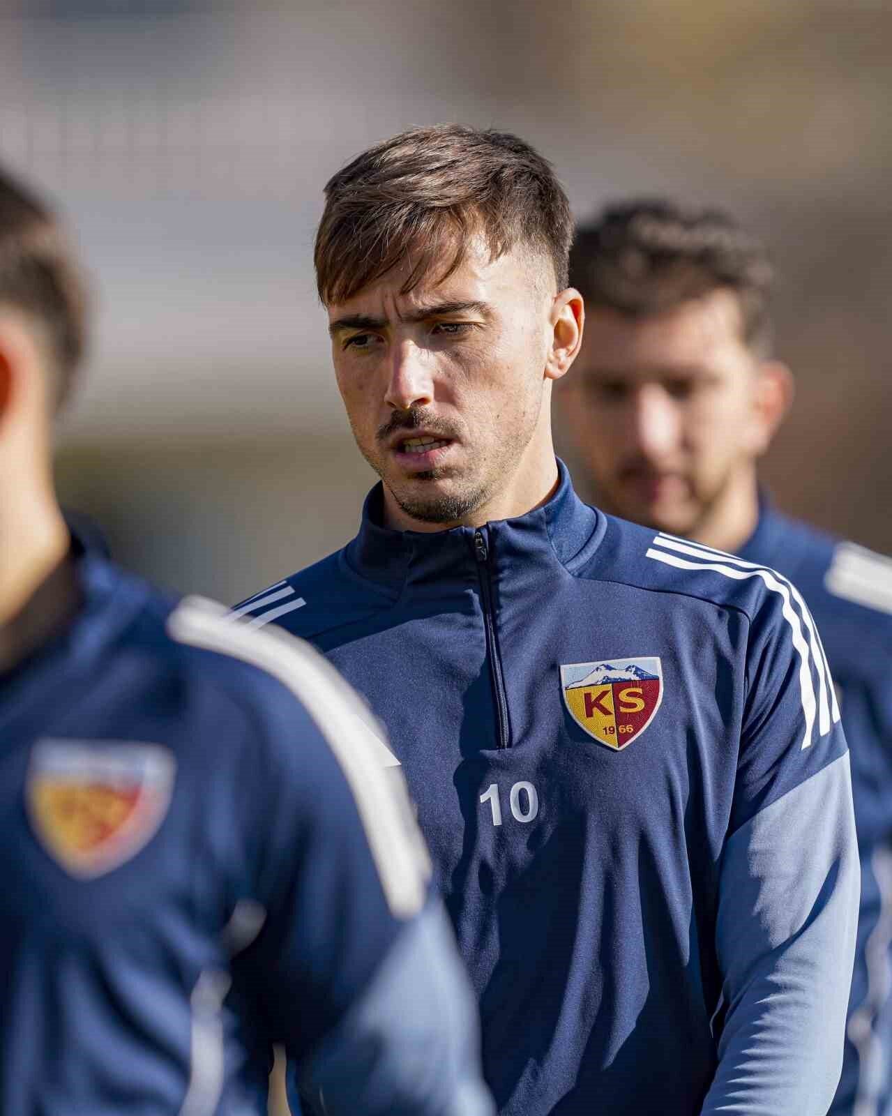 Kayserispor'un Portekizli futbolcusu Joao Mendes, Eyüpspor maçında gördüğü kırmızı kartla