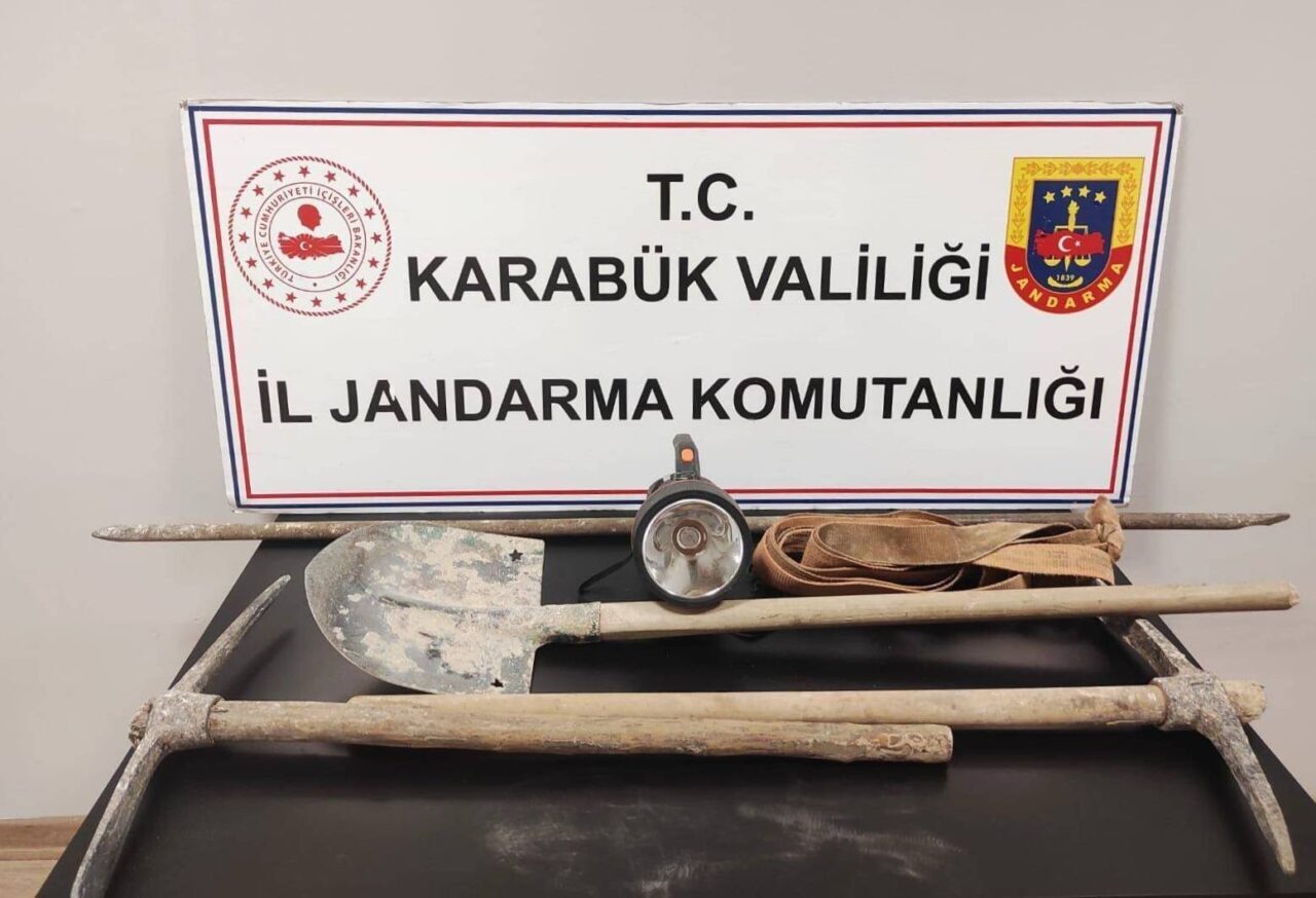 Karabük’te izinsiz kazı yapan beş kişi jandarma tarafından gözaltına alındı. Karabük'te kaçak kazı yapan D.M., Y.E., F.U., İ.G. ve M.E.