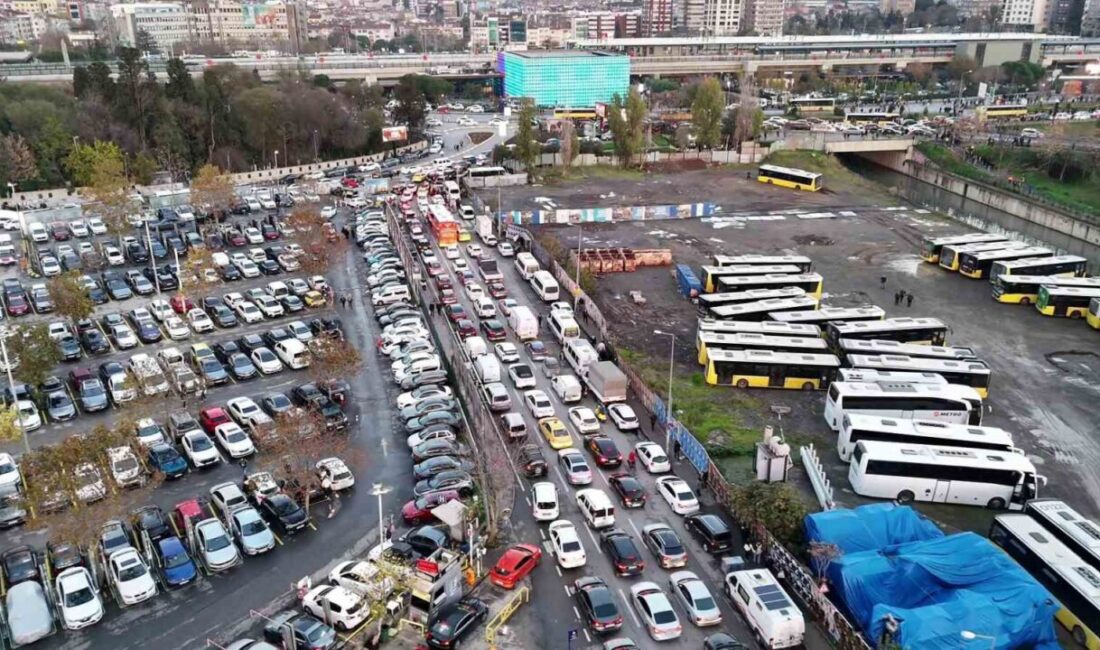 Fenerbahçe-Galatasaray derbisi öncesinde Kadıköy'de yoğun trafik yaşanıyor. Taraftarların stada yönelmesiyle