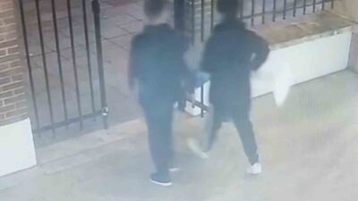 Kadıköy'deki Sultan 3. Mustafa İskele Camii'nde iki çocuk, caminin yardım