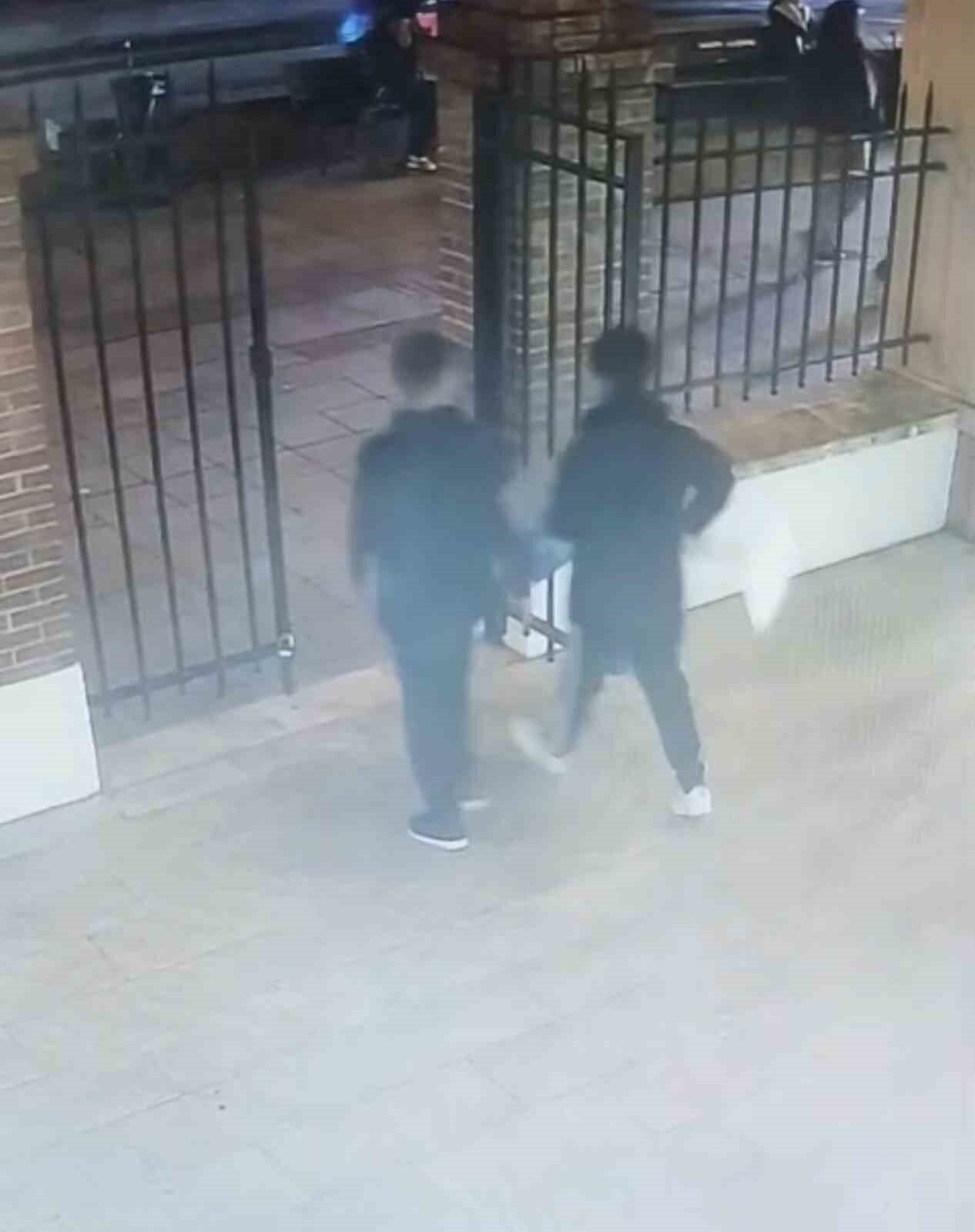 Kadıköy'deki Sultan 3. Mustafa İskele Camii'nde iki çocuk, caminin yardım