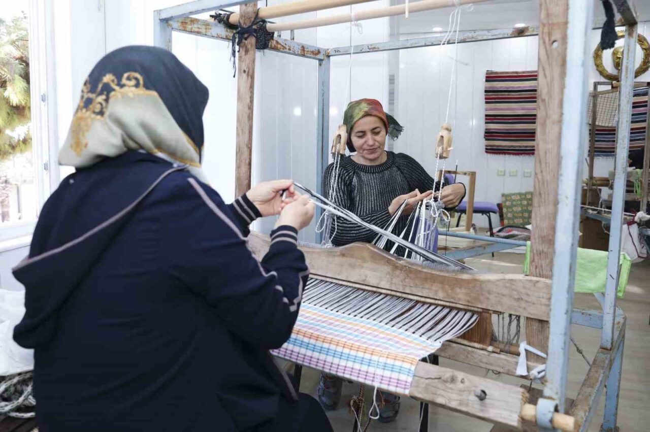 Mersin Büyükşehir Belediyesi'nin Tömük Kadın ve Çocuk Atölyesi, kadınlara mesleki