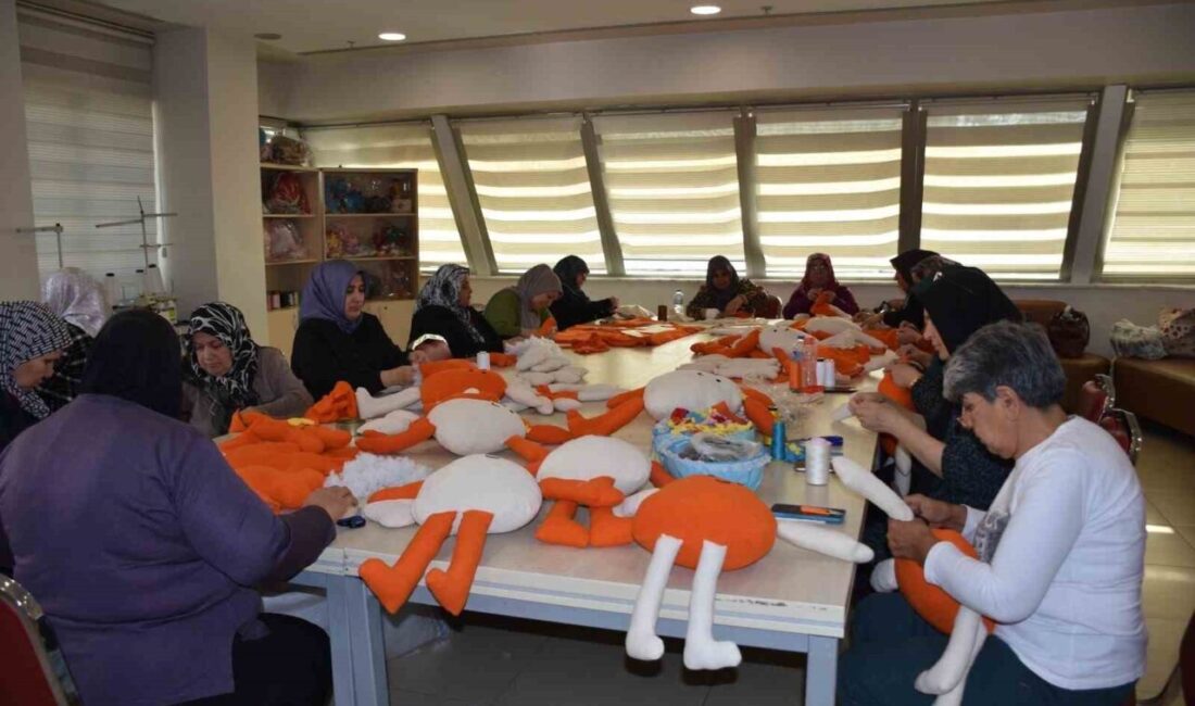 Gaziantep’teki kadınlar, lösemili çocuklar için el yapımı oyuncak ve elbise hazırlıyor Gaziantep'te kadınlar, lösemili çocuklar için organik iplerden oyuncaklar ve elbiseler