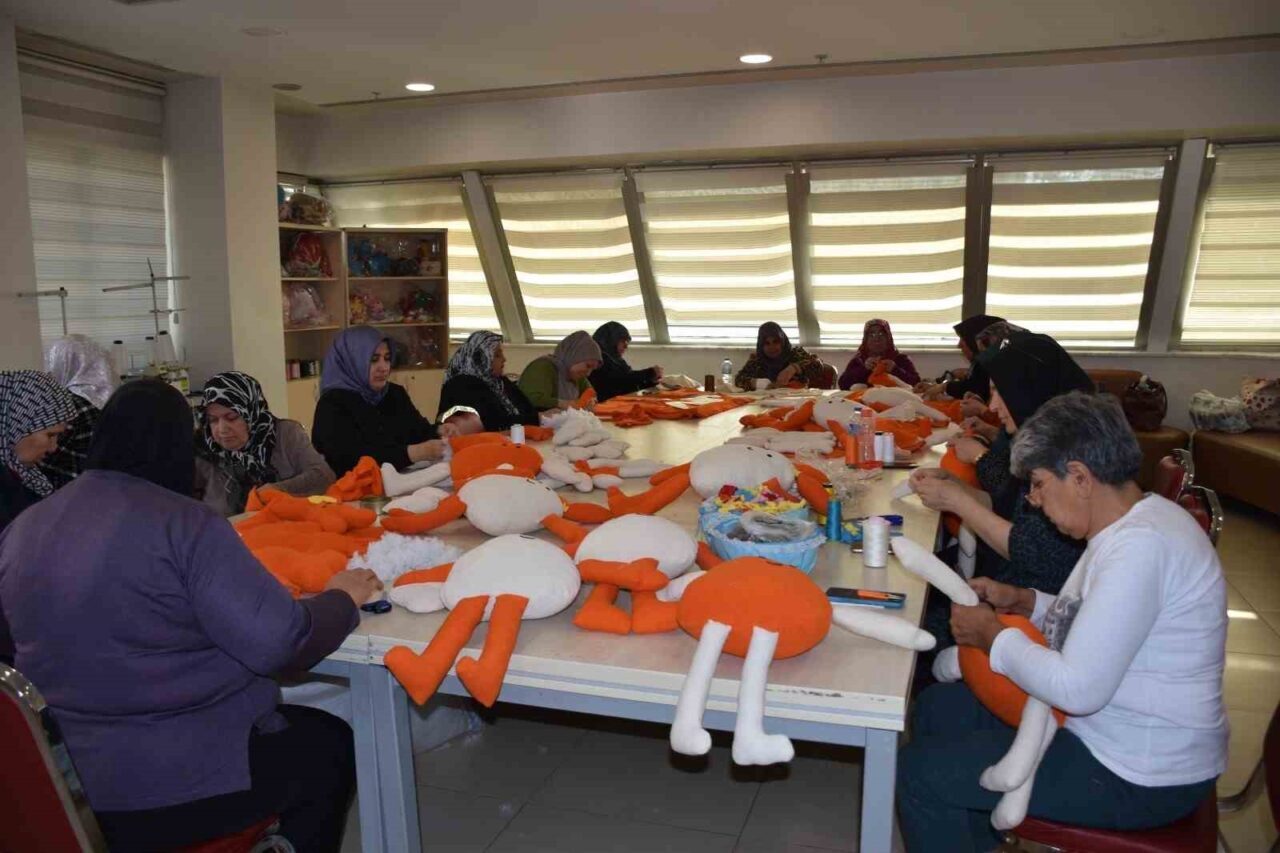 Gaziantep'te kadınlar, lösemili çocuklar için organik iplerden oyuncaklar ve elbiseler