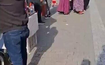 Adana'nın Seyhan ilçesinde, Kocavezir Mahallesi'nde bir grup kadın sokakta şiddetli