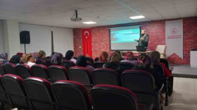 Düzce Üniversitesinde, öğrencilere hizmet veren Zahidül Kevseri ve Mahpeyker Sultan