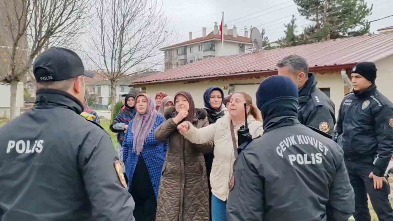 Bolu'nun Tepecik Mahallesi'nde baz istasyonu inşaatına başlandı. Kadınlar, erkeklerin bu