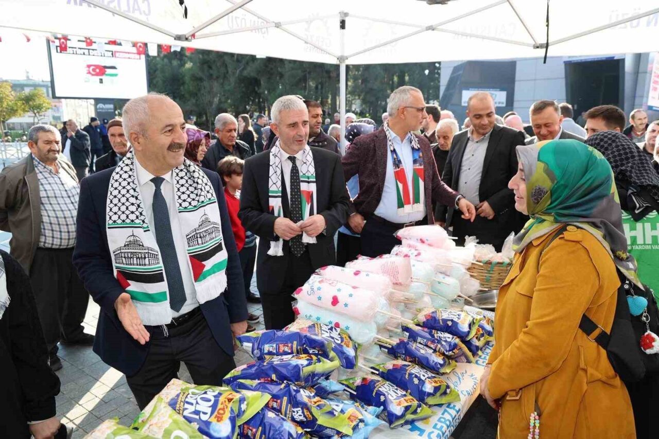 Gebze'de düzenlenen "Filistin’e Destek Panayırı" kadınların el emeği ürünlerini satışa