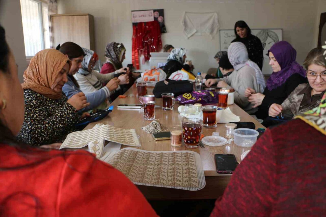 Diyarbakır'da Kayapınar Aile Destek Merkezi-2, kadınların oluşturduğu tel kırma şal